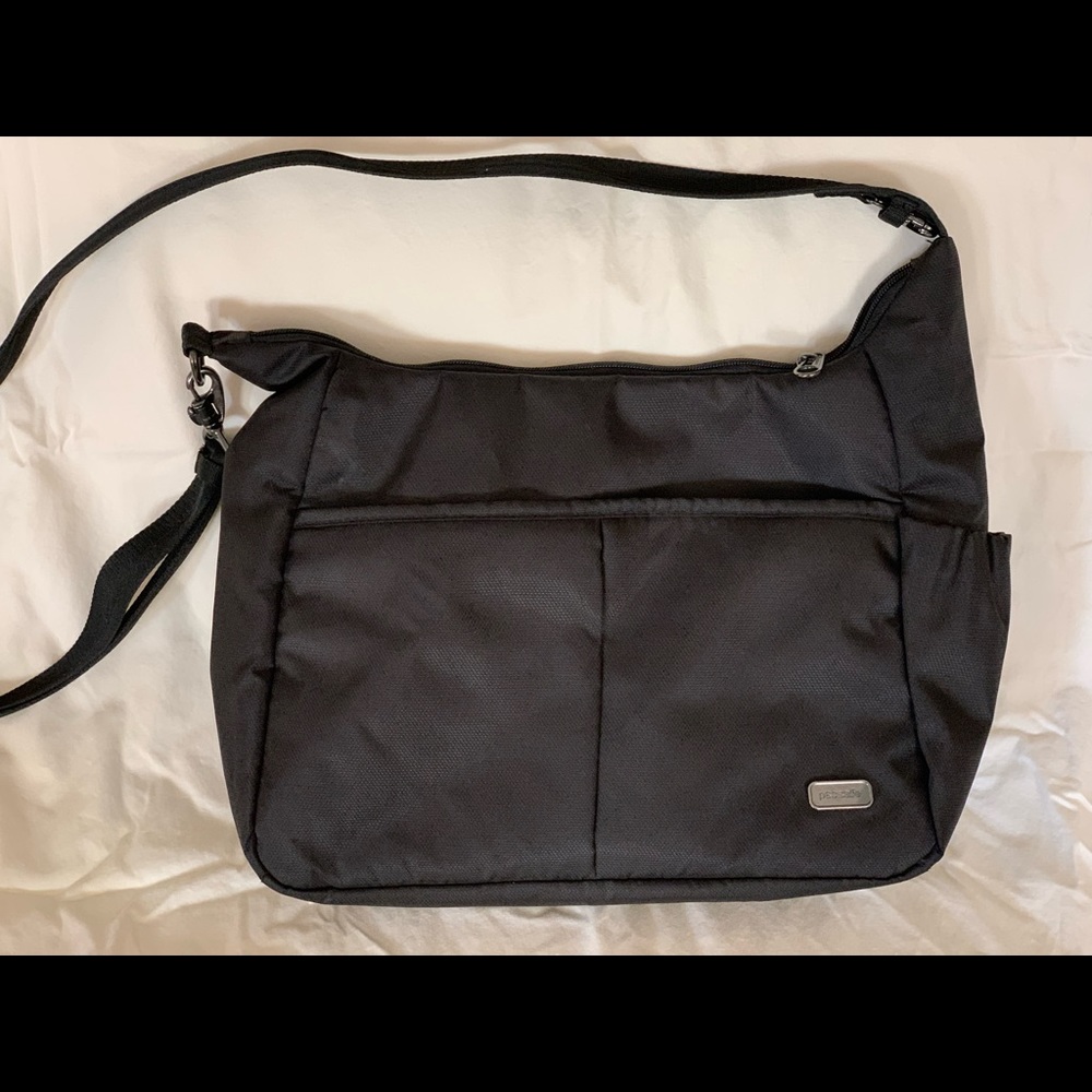 Pacsafe Daysafe Travel Crossbody #20510 with anti-theft technology